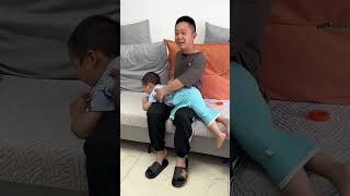 爸爸看电视太入迷，把儿子裤子穿成裙子了都不知道！ 爸爸带娃 ！Cute babyCute呆萌小米宝聪明宝宝萌娃测试 [upl. by Yanat]