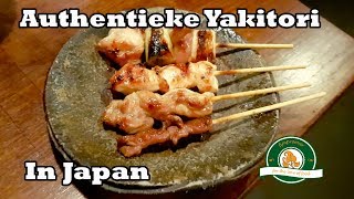 Op houtskool gegrilde  gebakken kip quotYakitoriquot eten in Kioto Japan [upl. by Attekram818]