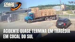 Acidente com motociclista em alta velocidade quase termina em tragédia em Cocal do Sul [upl. by Arrej]