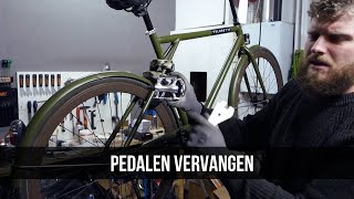 Pedalen vervangen  Fiets trappers vervangen [upl. by Reivaxe625]