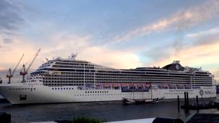 Msc Magnifica entra ad Amburgo sulle note degli White Stripes [upl. by Oniotna]