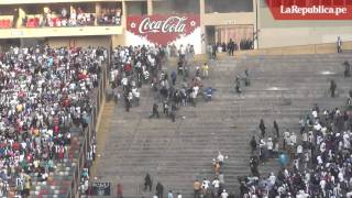 Hinchas de Alianza Lima se enfrentaron en tribuna sur antes del clásico [upl. by Tempa]