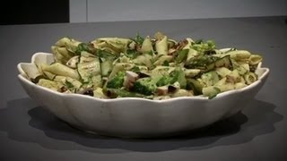 Pastasalade met Kip gegrilde groenten en pesto  recept [upl. by Kenzie730]