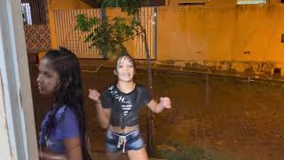 JÚLIA E KAMYLINHA TOMANDO BANHO DE CHUVA 😱 [upl. by Areema]