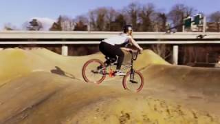 Junge Frau Erste Fahrt im pumptrack mit dem BMX [upl. by Raffaello20]