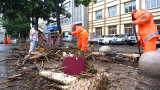 Unclogging Drains to Drain Floods Street Drainage During Rainstorms [upl. by Ixel]