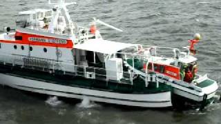 Seenotrettungskreuzer quotVormann Steffensquot nimmt Tochterboot quotAdelequot auf [upl. by Samled]