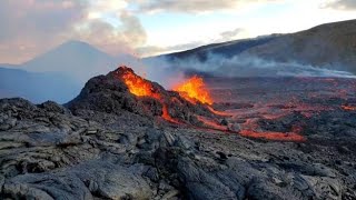 Eruzione del vulcano Fagradalsfjall in Islanda la lava rossa attira migliaia di turisti [upl. by Canter]