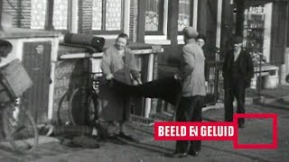 Kleedjes kloppen langs de grachten in Amsterdam 1930 [upl. by Akenot302]