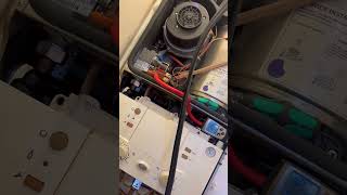 Worcester Bosch combi boiler fan pulsing ignition lockout slow flash mostly off no heating no hw [upl. by Ho]