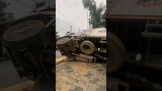 നിന്ന നിൽപ്പിൽ മറിഞ്ഞ ലോറി shortsfeed lorry vehicleaccident entertainment raodaccident [upl. by Tap881]