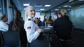 Hva gjør en vekter Dette er vekterutdanningen på Securitasskolen [upl. by Solracesoj]