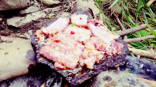 Primitive Technology  roasted Ribs of pigs on rock Cook Ribs of pigs on a rock [upl. by Cindee]