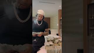 Moneybagg Yo COUNTS UP 1 MILLION DOLLARS CASH MONEY⁉️🤯🤯 moneybaggyo flex money cash fyp [upl. by Yenal]