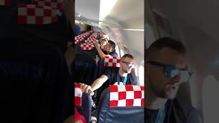 Vatreni pjevaju Thompsona u avionu dok putuju [upl. by Olumor]