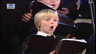 quotStille Nacht heilige Nachtquot  Tölzer Knabenchor  Concerto di Natale da Assisi 2004 [upl. by Macleod]