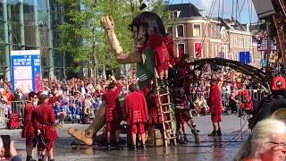 Ontwaken meisje en hond dl2  Reuzen van Royal de Luxe 17 aug Leeuwarden [upl. by Akemej]