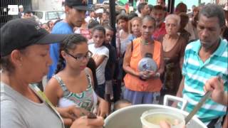 Barrio de Petare en Venezuela se organiza para compartir un plato de sopa [upl. by Wohlen]