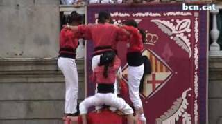 Castells i gegants omplen la plaça Sant Jaumen durant el matí de Festa Major [upl. by Hgielyak]