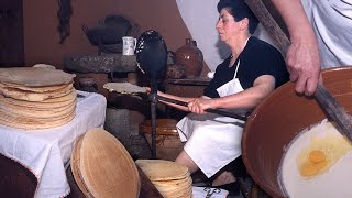 OBLEAS artesanas en PLANCHAS DE HIERRO Elaboración tradicional de este dulce [upl. by Eciral]