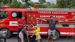 KITA MENGIKUTI MOBIL PEMADAM KEB4KARAN ADA RUMAH YANG KE B4KAR [upl. by Kelli]