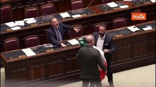 Rissa in Aula alla Camera Donno M5S finisce a terra durante protesta su Autonomia [upl. by Anetta]