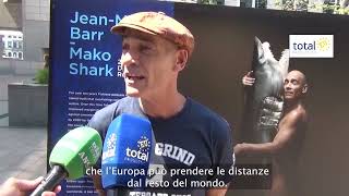 Attori nudi contro la pesca eccessiva JeanMarc Barr quotLEuropa deve agire contro il capitalismoquot [upl. by Narahs]