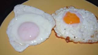 Dos maneras de preparar Huevos fritos [upl. by Ilagam662]