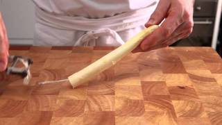 Witte en groene asperges schillen  recept Allerhande [upl. by Aserret]