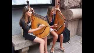 KIEV  Av Jreshchatik Hermanas tocando la bandura ucraniana [upl. by Hirschfeld]