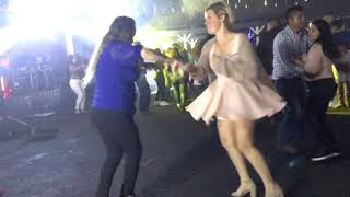 🔴 Dos Gringas bailando cumbia sonidera💃🏻💃🏻se la rifan💃🏻💃🏻 [upl. by Etakyram]