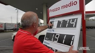 Milano i distributori di benzina espongono i prezzi medi [upl. by Elohc]