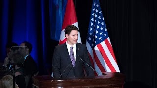 Le PM Trudeau prononce une allocution au dîner de remise des prix Catalyst 2016 à New York [upl. by Rivard]