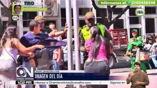 Dos mujeres se enfrentan al parecer por celos en el Parque Santander de Cúcuta [upl. by Shaffert]