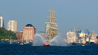 828 Hafengeburtstag Hamburg 2017  Auslaufparade  4KUHD [upl. by Lorenza]