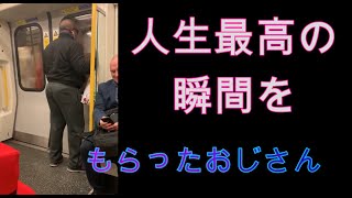 ボンジョヴィの名曲を電車で歌うおじさんに人生最高の瞬間が訪れる A black man singing a famous song from Bonjovi [upl. by Ennadroj]