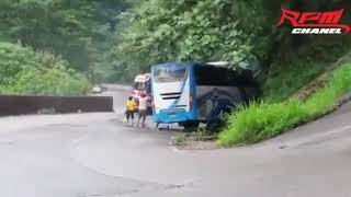 Autobus se estrella contra muro de seguridad en curva peligrosa [upl. by Hutner]