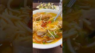 Bún bò Huế cest ma favorite soupe vietnamienne [upl. by Neerac]