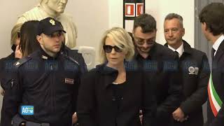 Costanzo larrivo di Maria De Filippi alla camera ardente il saluto con i figli e Fiorello [upl. by Siletotsira]