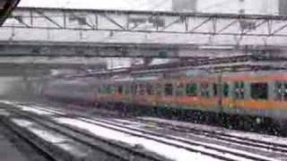 雪の八王子駅 E233系入線 [upl. by Wilmott375]