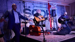 Paul Simon performs rare concert after hearing loss diagnosis with help from Bernie Williams [upl. by Petey969]