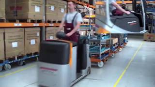 Comparison tugger train VS forklift  FlexQube® [upl. by Lissner291]