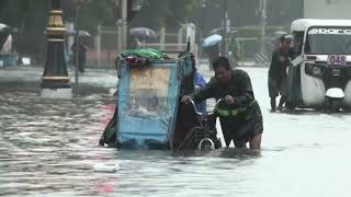 Filippine il tifone Gaemi inonda le strade della capitale Manila [upl. by Ahtanoj6]