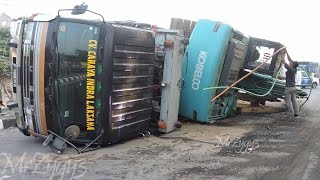 Excavator Accident Kobelco SK200 Fuso Self Loader Truck Heavy Recovery [upl. by Lizabeth]