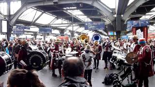 Guggemusik Runggleruesser im Bahnhof Zürich [upl. by Rumery386]