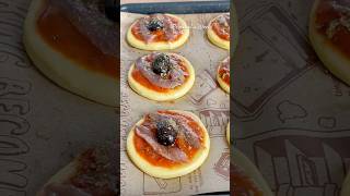 Mini pizza aux anchois 👌🏻 ميني بيتزا بالأنشوجة shortsvideo viral algeria minipizzas [upl. by Suivatnad]