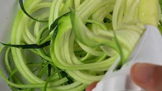 Cómo hacer espaguetis de calabacín  zucchini pasta [upl. by Chantalle]