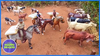 Fazenda de Brinquedo INCRÍVEL LIDA ALIMENTANDO AS VACAS COM CRIA [upl. by Nairadas]