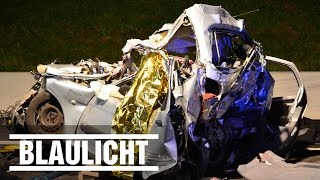 Familie tot  Gemüselastwagen quetscht Citroen unter Lkw  Unfall auf A1 [upl. by Hacim376]