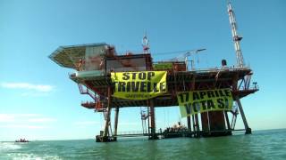 Greenpeace sulla piattaforma Agostino B a Marina di Ravenna [upl. by Aisile]